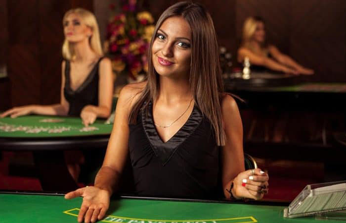 Live online casino with a live streaming croupier